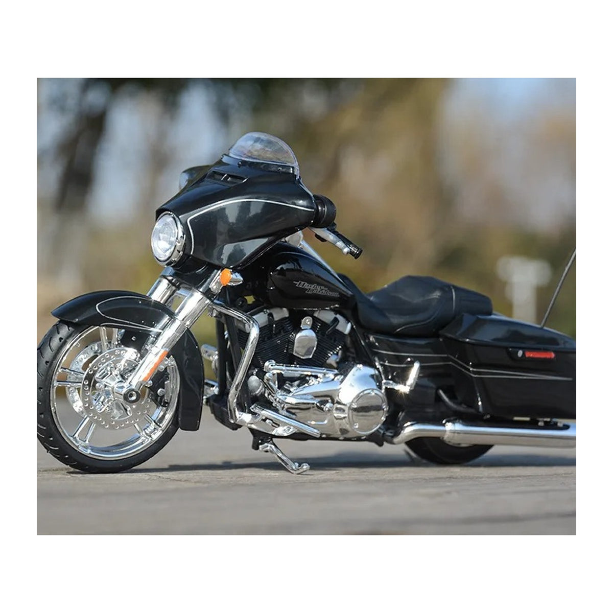 1:12 2015 Harley-Davidson Street Glide Special diecast model - outdoor front view