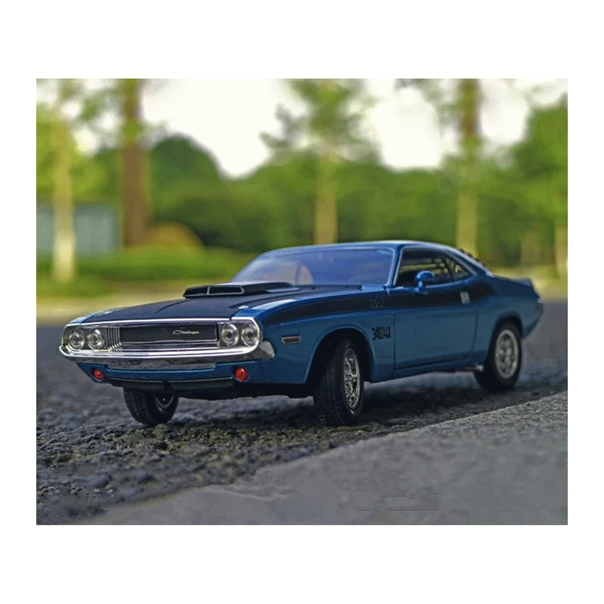 1:24 1970 Dodge Challenger T/A diecast model - blue outdoor view