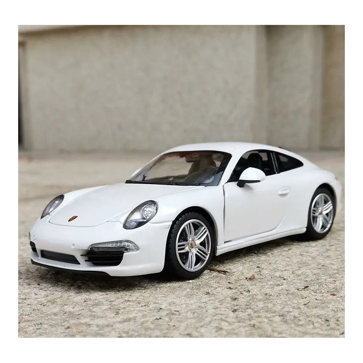 1:24 Porsche 911 Carrera (991) diecast model - white view