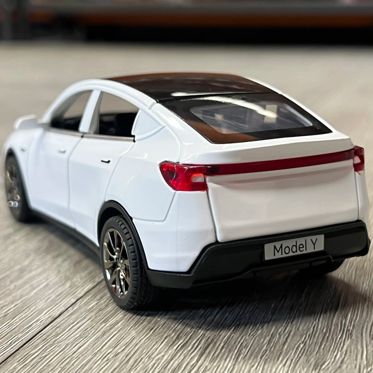1:32 Model Y SUV: Sound, Light & Pull-Back Edition