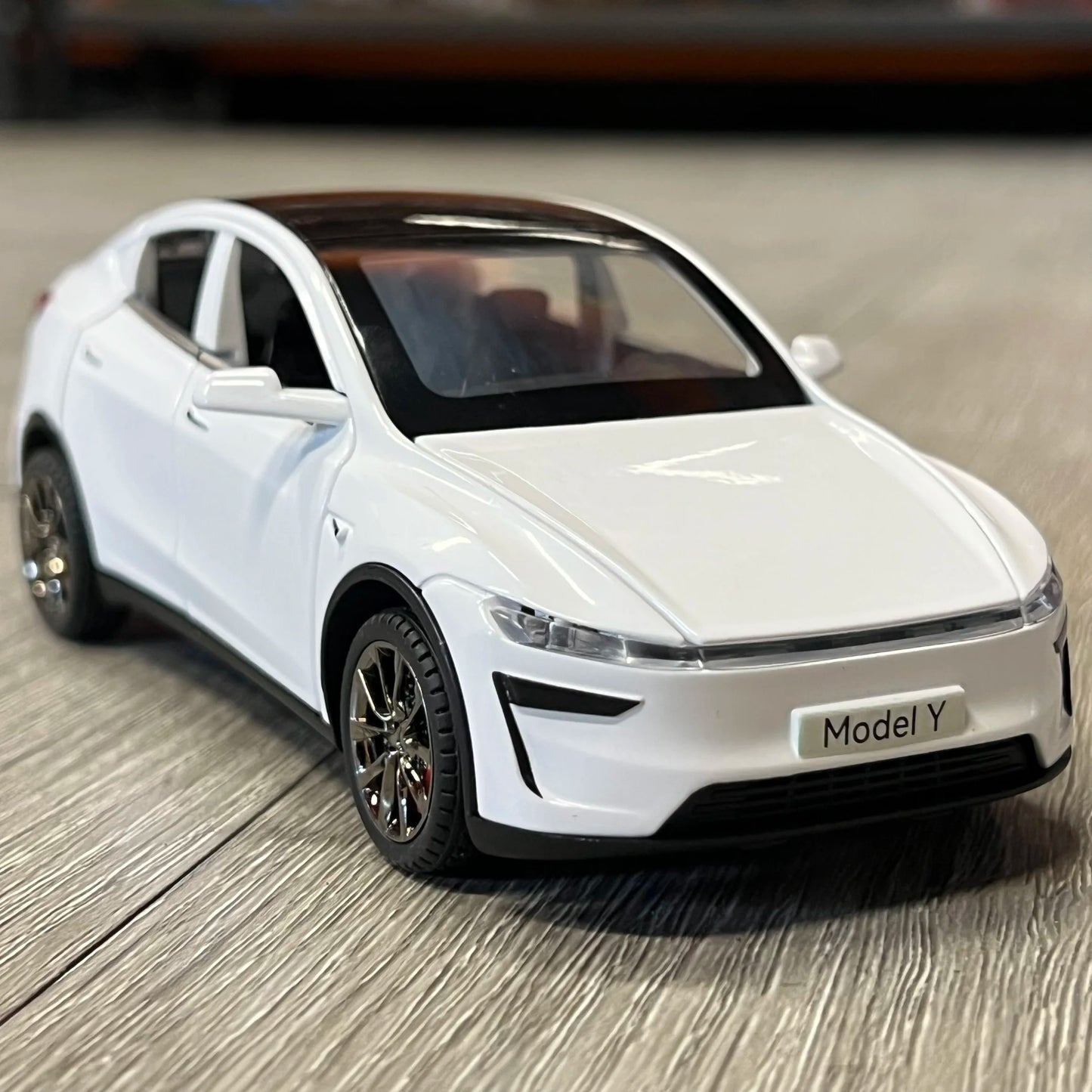 1:32 Model Y SUV: Sound, Light & Pull-Back Edition